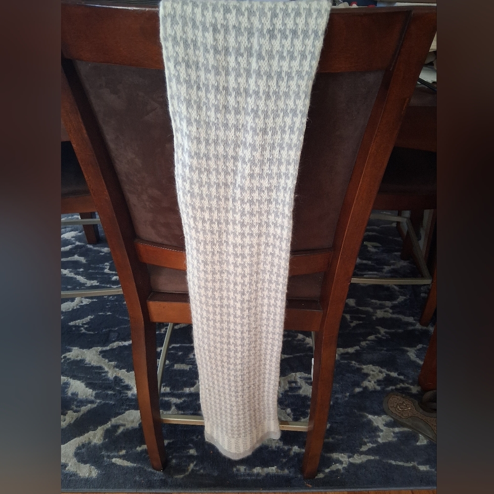 Liz Claiborne Gray and White Houndstooth Scarf